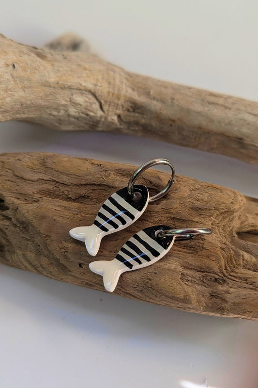 Boucles d'oreilles poisson noir La MariniĂšre â Sardines de bonheur, faites main Ă MontrĂ©al