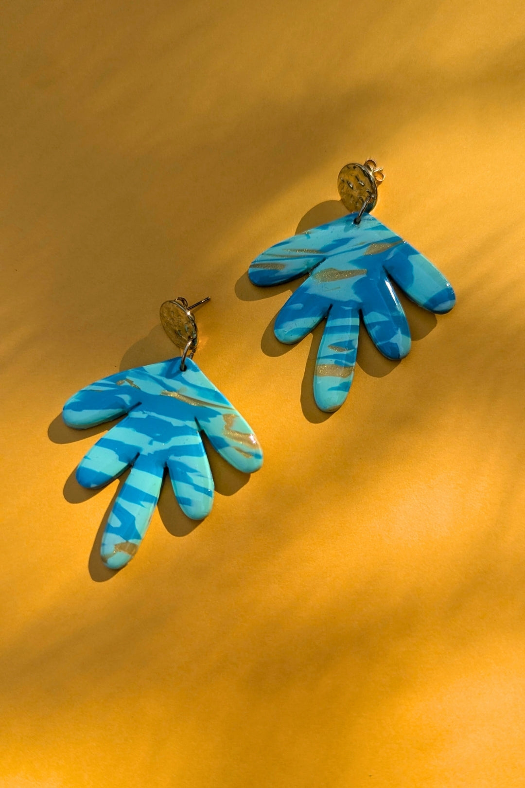 Boucles d’oreilles artisanales Les Éclatées Folia bleu lagon et doré en résine, faites main à Montréal