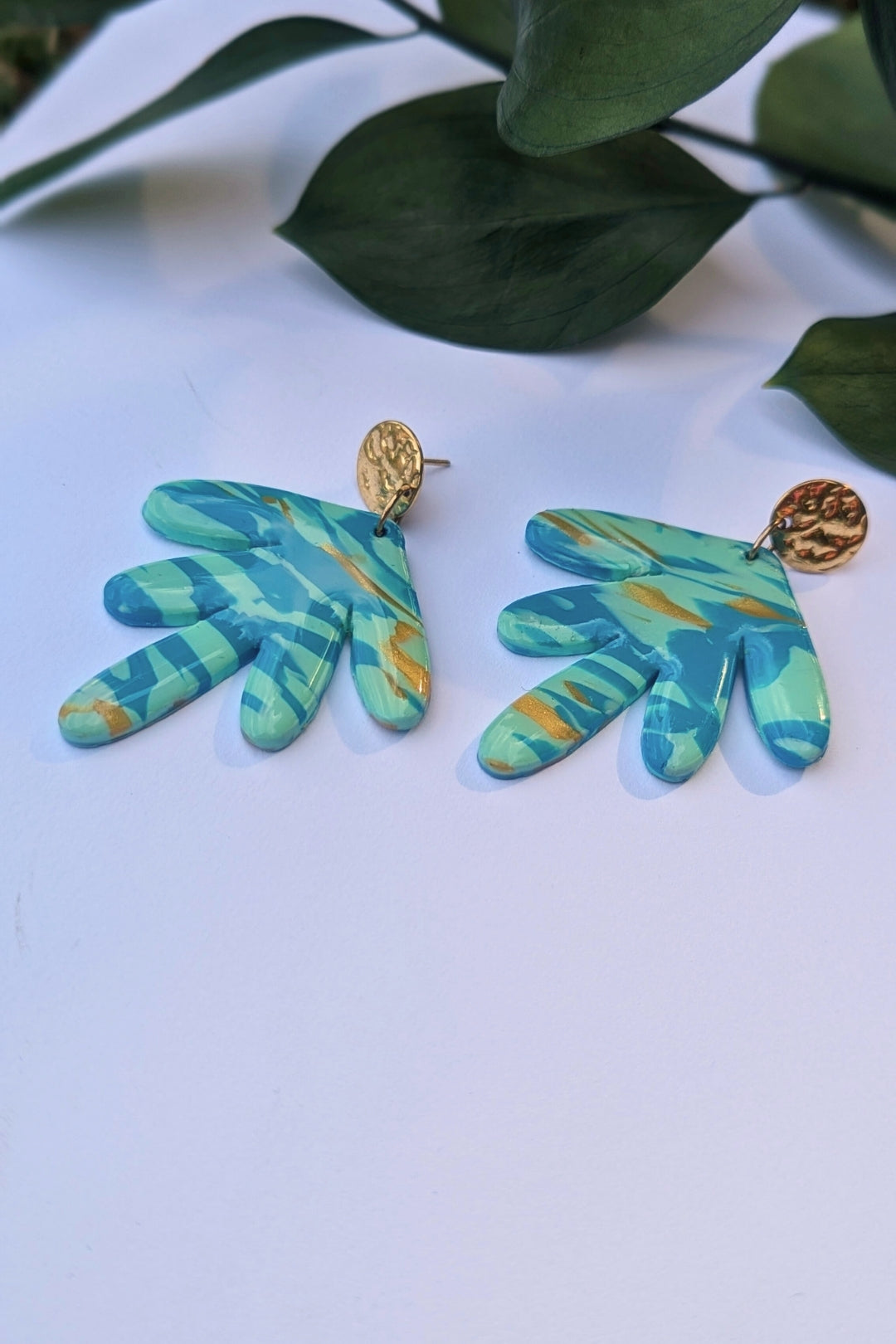 Boucles d’oreilles artisanales Les Éclatées Folia bleu lagon et doré en résine, faites main à Montréal