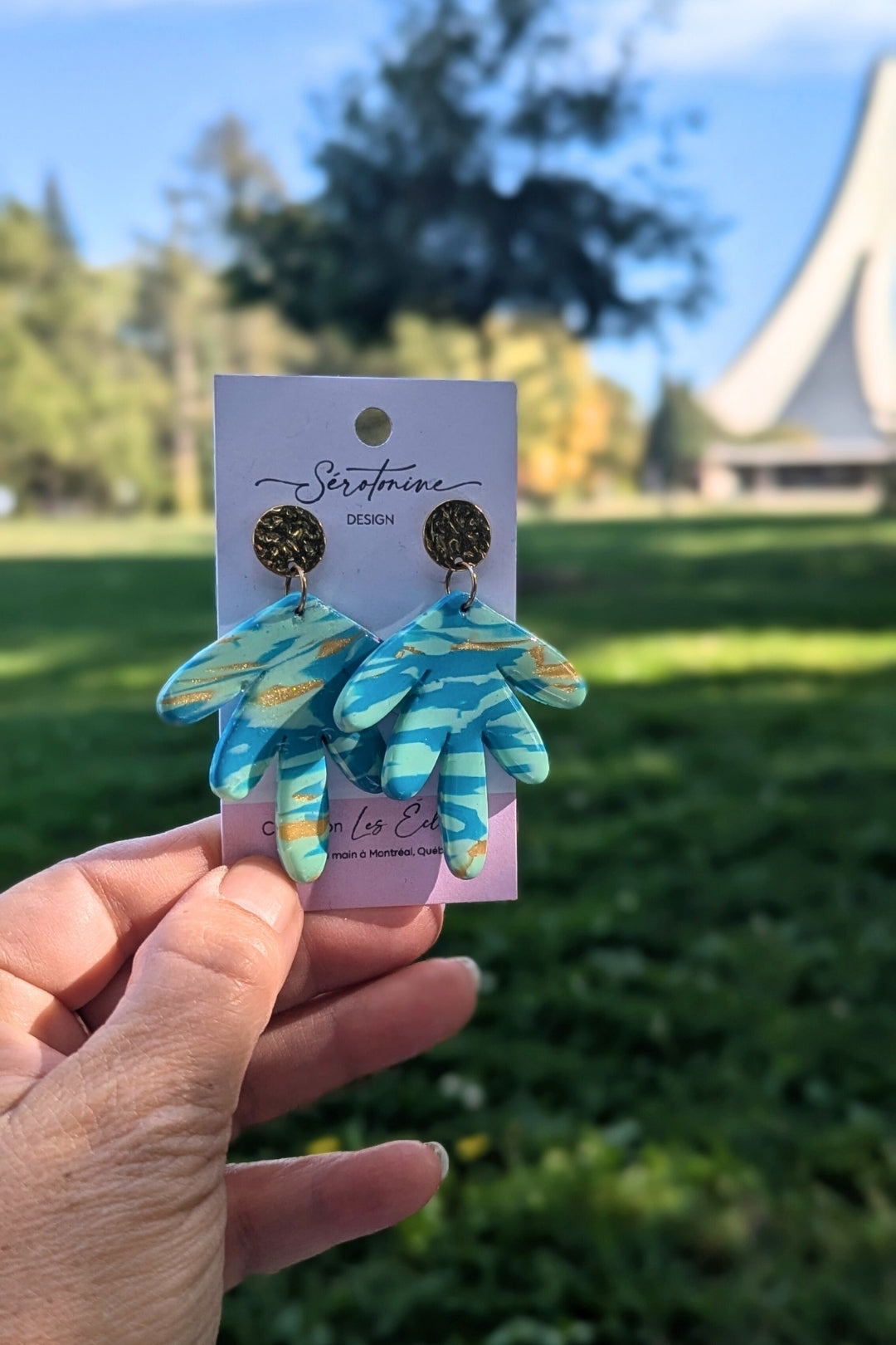 Boucles d’oreilles artisanales Les Éclatées Folia bleu lagon et doré en résine, faites main à Montréal