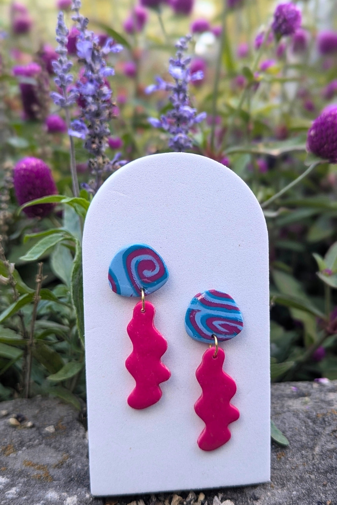 Boucles d'oreilles Vibe - Fuchsia et spirale bleue - Collection Les Éclatées