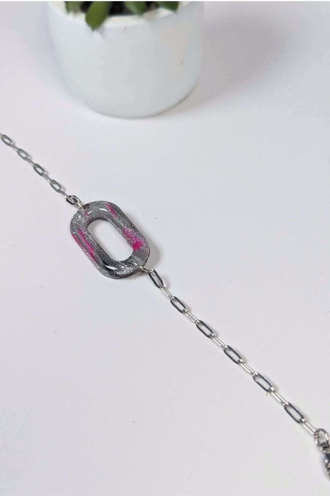 Bracelet en résine gris pailleté avec accents roses, chaîne argentée, bijou artisanal unique