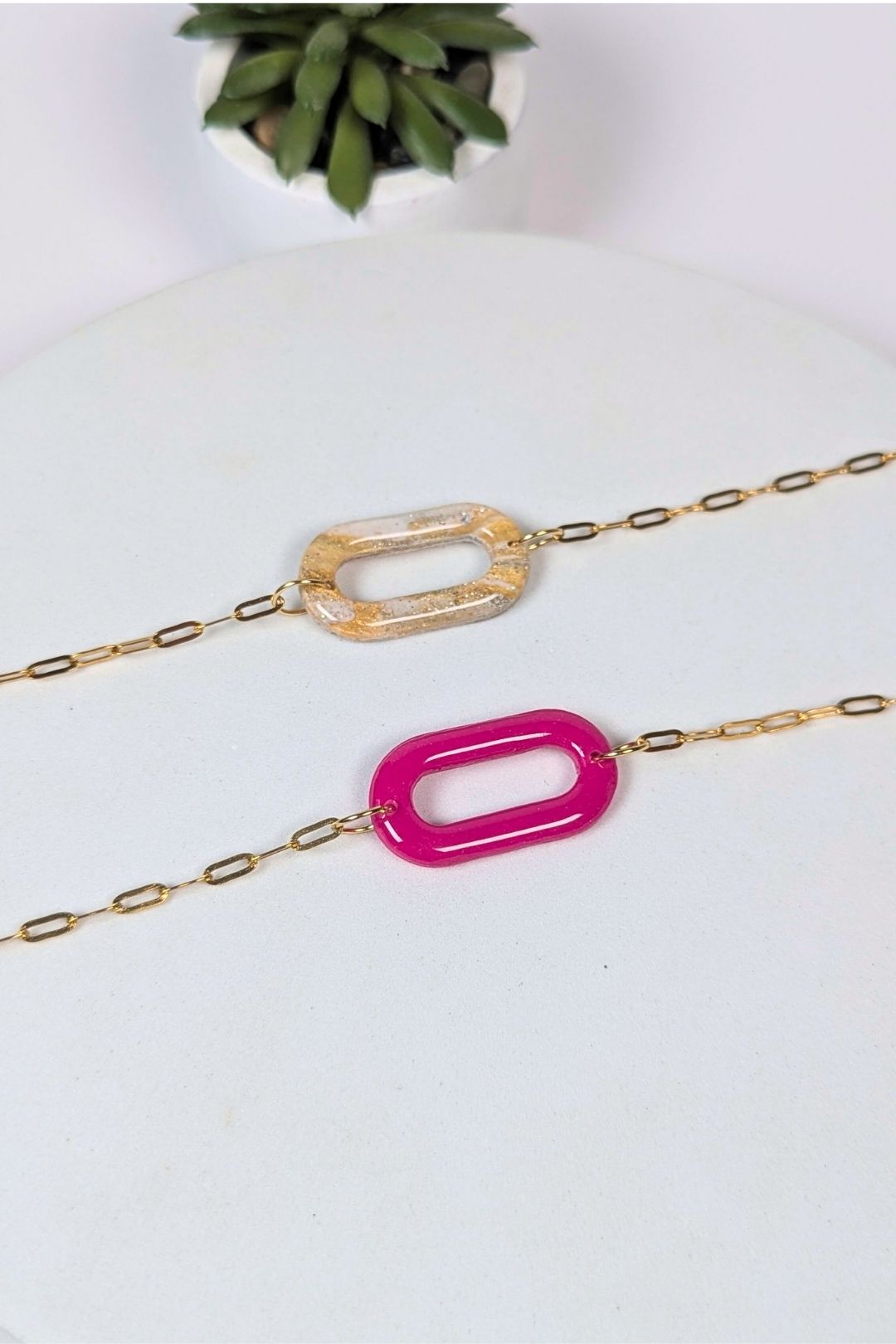 Bracelet chaine acier inox dorée et maillon central en fimo colorée, création artisanale colorée faite à Montréal