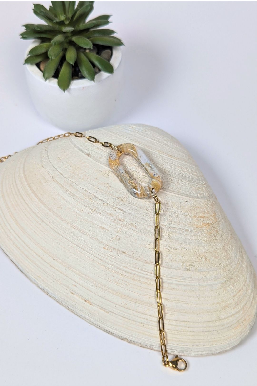 Bracelet en résine translucide dorée avec chaîne en acier inoxydable, bijou fait main à Montréal