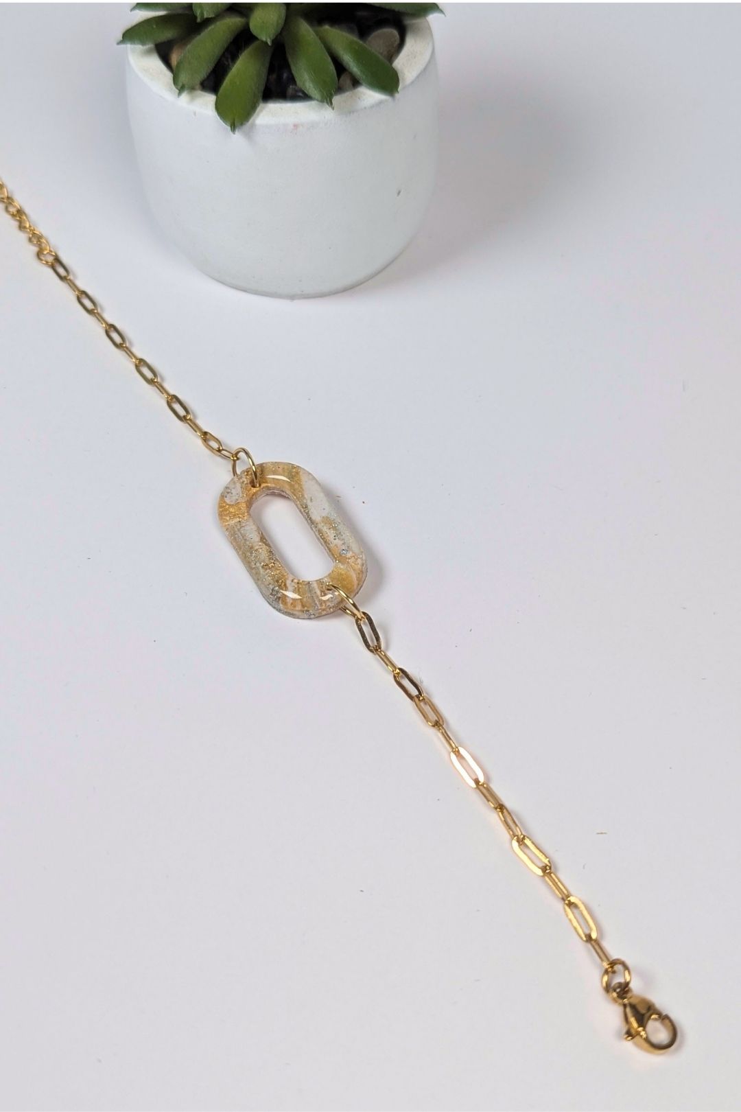 Bracelet en résine translucide dorée avec chaîne en acier inoxydable, bijou fait main à Montréal