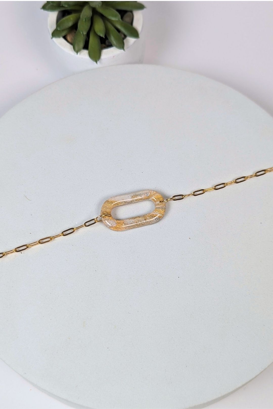 Bracelet en résine translucide dorée avec chaîne en acier inoxydable, bijou fait main à Montréal