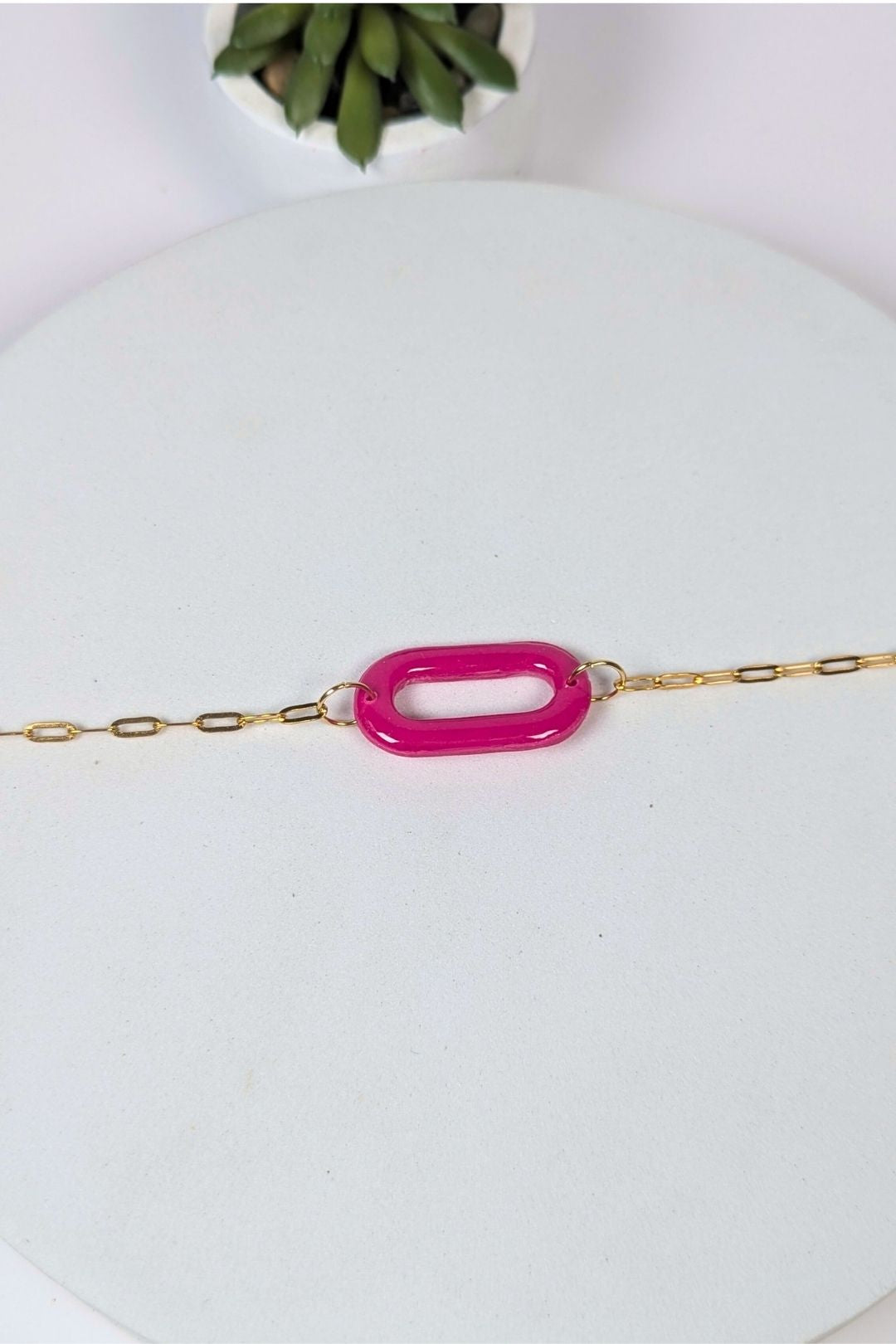 Bracelet en résine rose fuchsia avec chaîne dorée acier inox, création artisanale colorée faite à Montréal