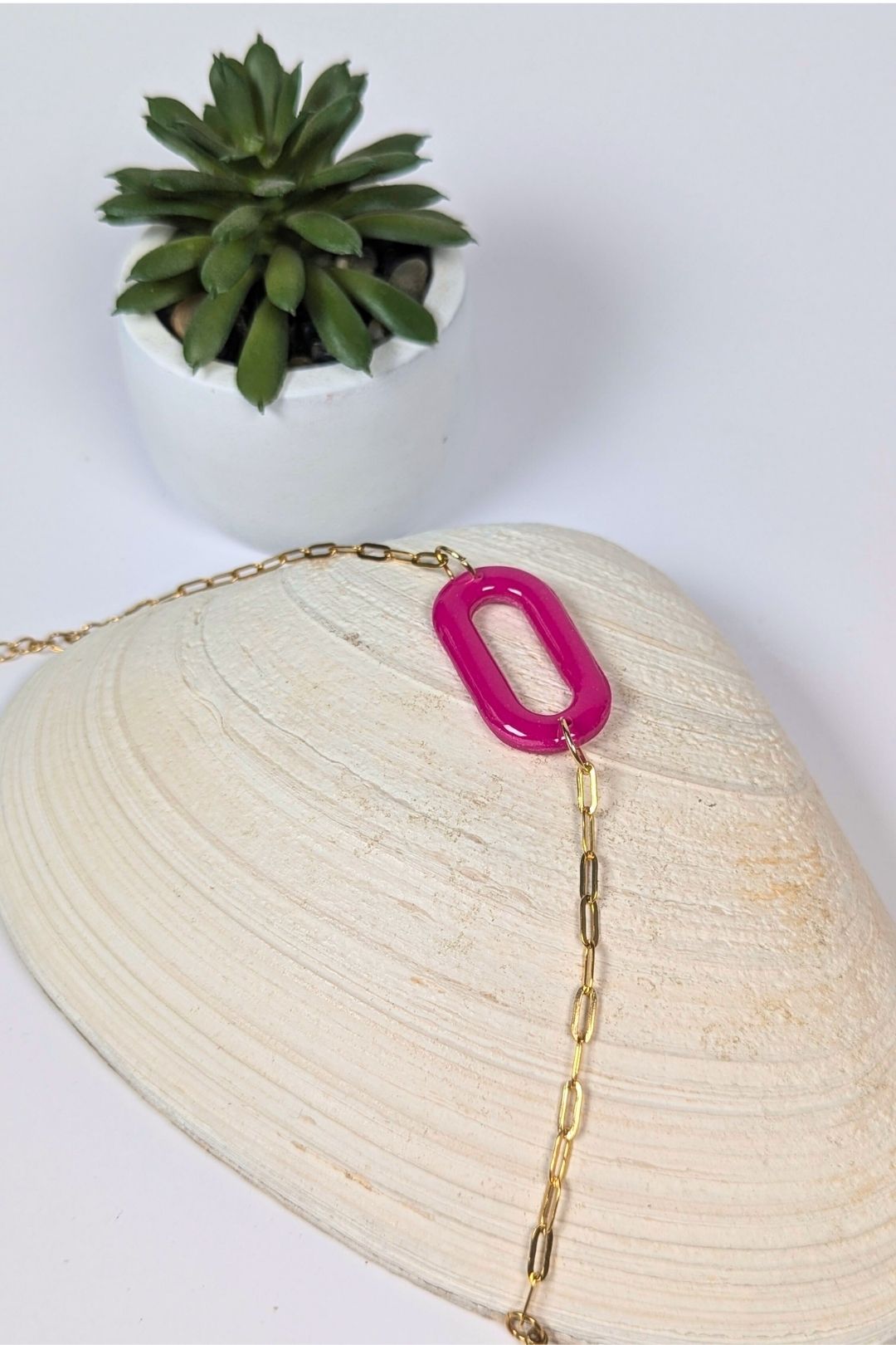 Bracelet en résine rose fuchsia avec chaîne dorée acier inox, création artisanale colorée faite à Montréal