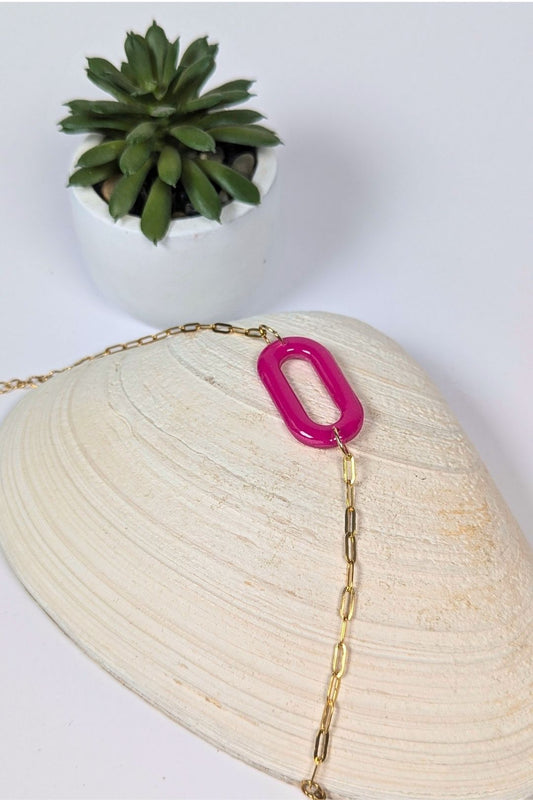 Bracelet en résine rose fuchsia avec chaîne dorée acier inox, création artisanale colorée faite à Montréal