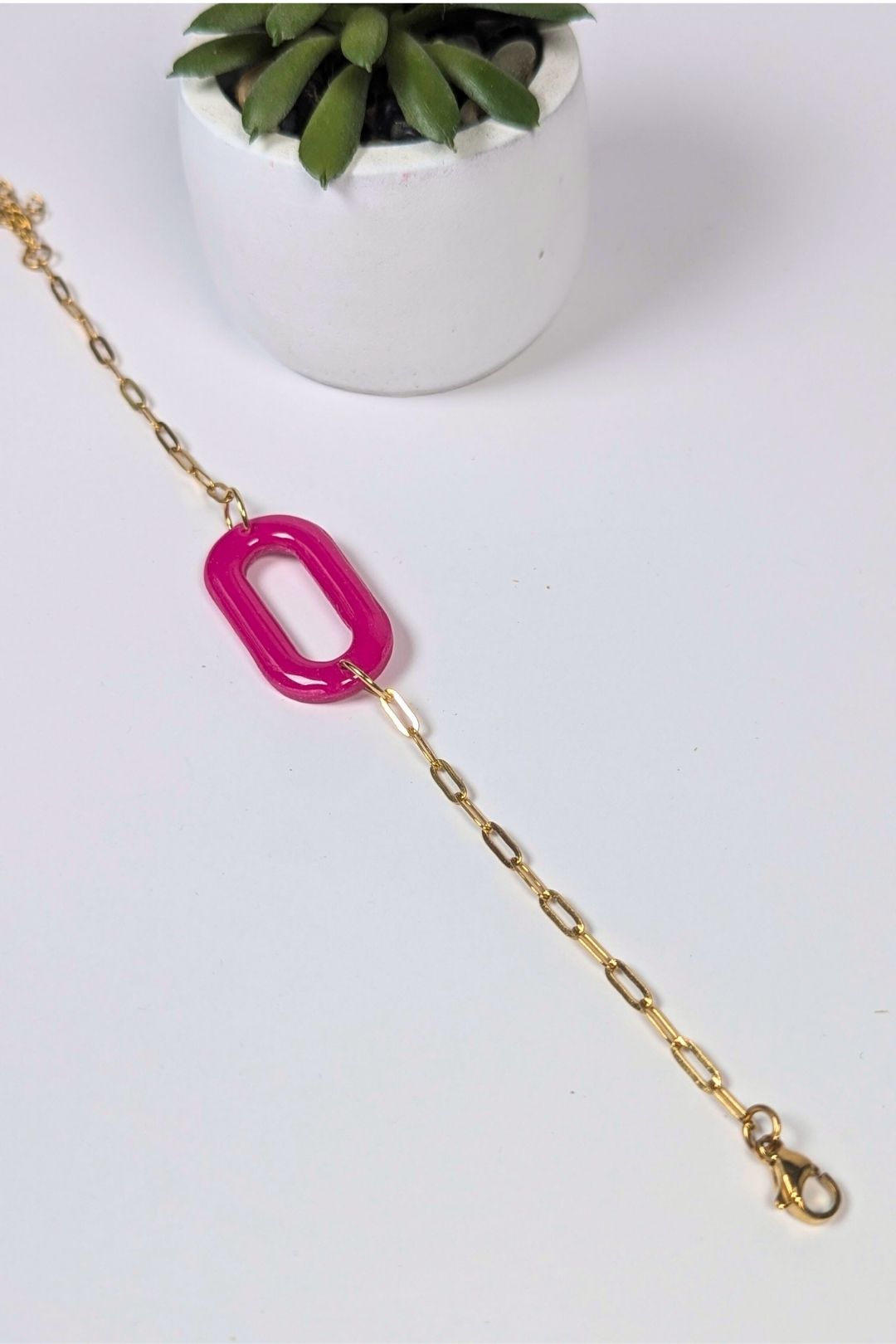 Bracelet en résine rose fuchsia avec chaîne dorée acier inox, création artisanale colorée faite à Montréal