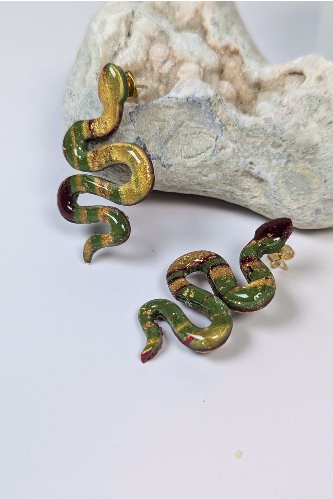 Boucles d’oreilles ondulantes, motif serpent, vert et doré faites à la main, bijou artistique et audacieux.