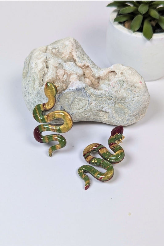 Boucles d’oreilles ondulantes, motif serpent, vert et doré faites à la main, bijou artistique et audacieux.