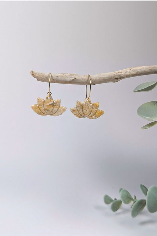 Boucles d’oreilles lotus florales en résine lumineuse, bijou délicat fait à la main.