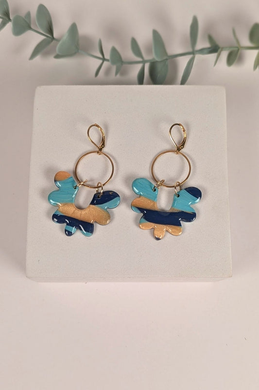 Boucles d’oreilles ONDE faites à la main à Montréal, bijou en pâte polymère à forme organique suspendue sur anneau doré