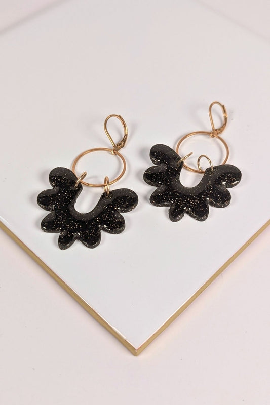 Boucles d’oreilles ONDE faites à la main à Montréal, bijou en pâte polymère à forme organique suspendue sur anneau doré