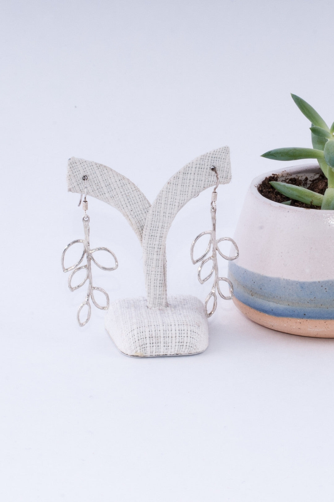 SÉROTONINE DESIGN Boucles oreilles Feuilles solo by Sérotonine Design | Roxy Lama