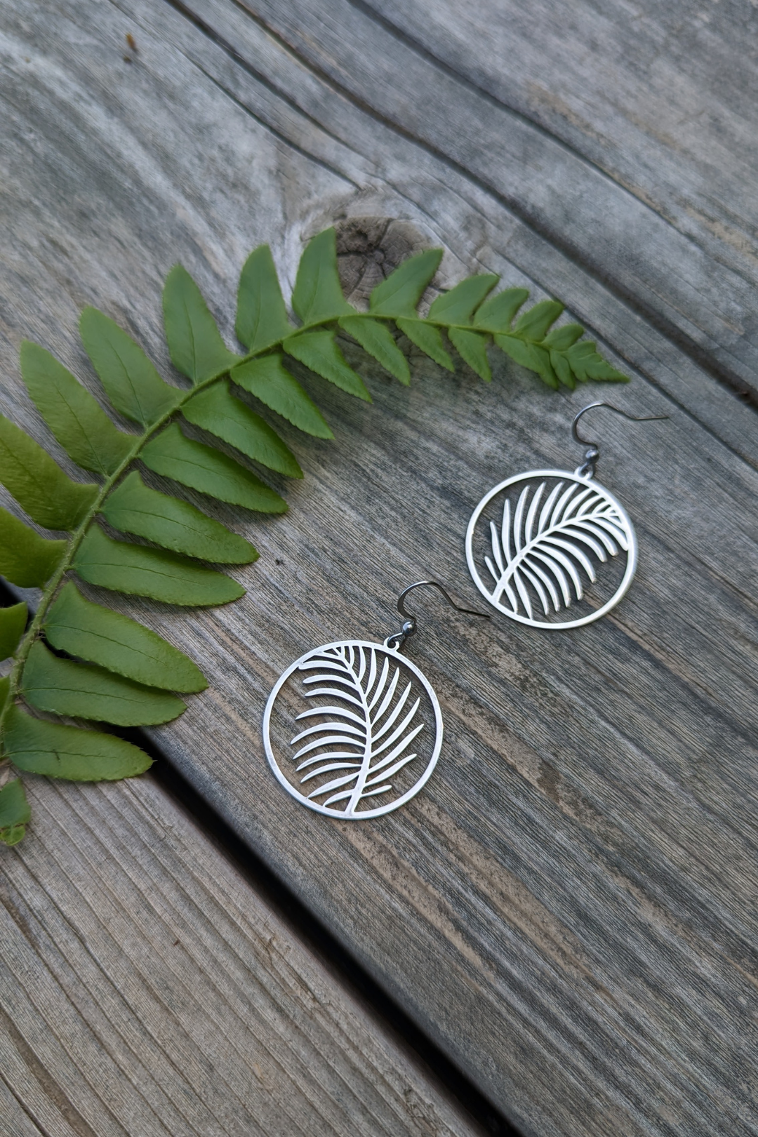 SÉROTONINE DESIGN - Boucles d'oreilles grande feuille ronde Boucles d'oreilles by Sérotonine Design | Roxy Lama