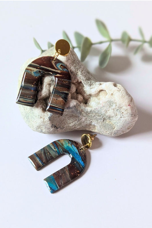 Boucles d’oreilles Aura en polymère, forme arche, artisanale effet minéral et doré