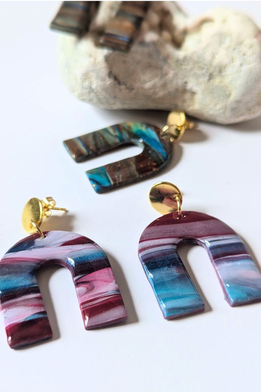 Boucles d’oreilles Aura en polymère, forme arche, artisanale effet minéral et doré