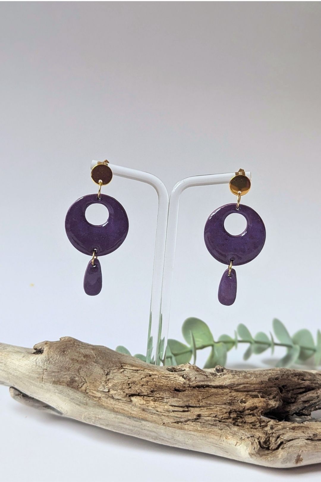 Boucles d’oreilles circulaires colorées faites à la main, bijou graphique et artistique.