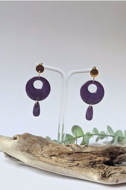 Boucles d’oreilles circulaires colorées faites à la main, bijou graphique et artistique.