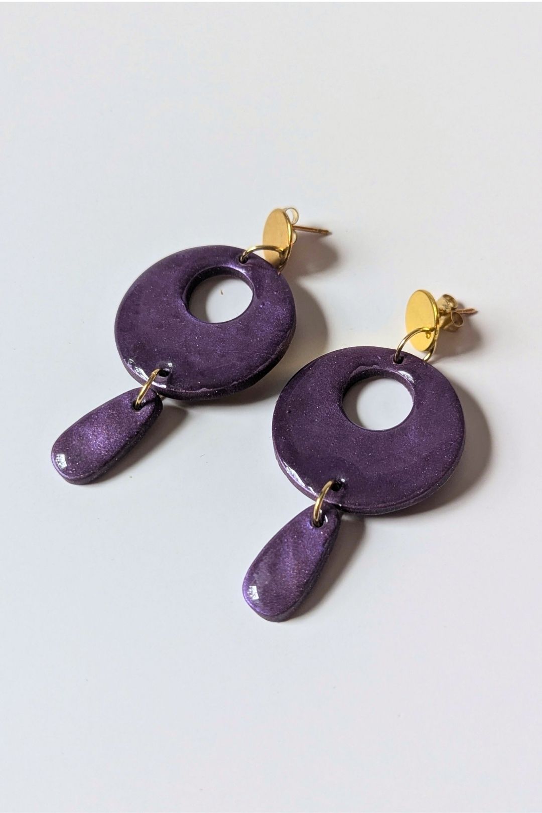 Boucles d’oreilles circulaires colorées faites à la main, bijou graphique et artistique.