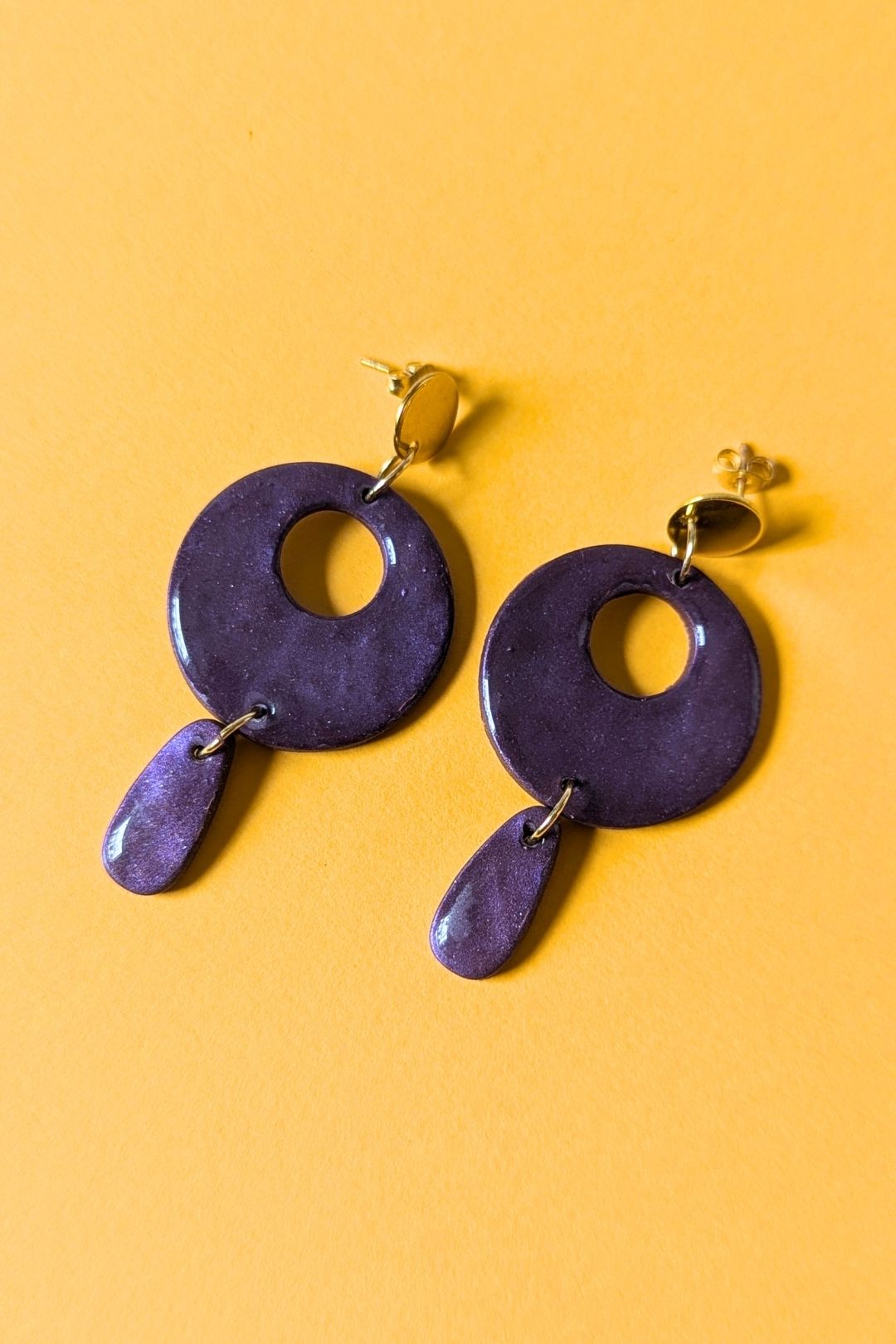 Boucles d’oreilles circulaires colorées faites à la main, bijou graphique et artistique.