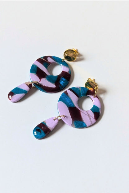 Boucles d’oreilles circulaires colorées faites à la main, bijou graphique et artistique.