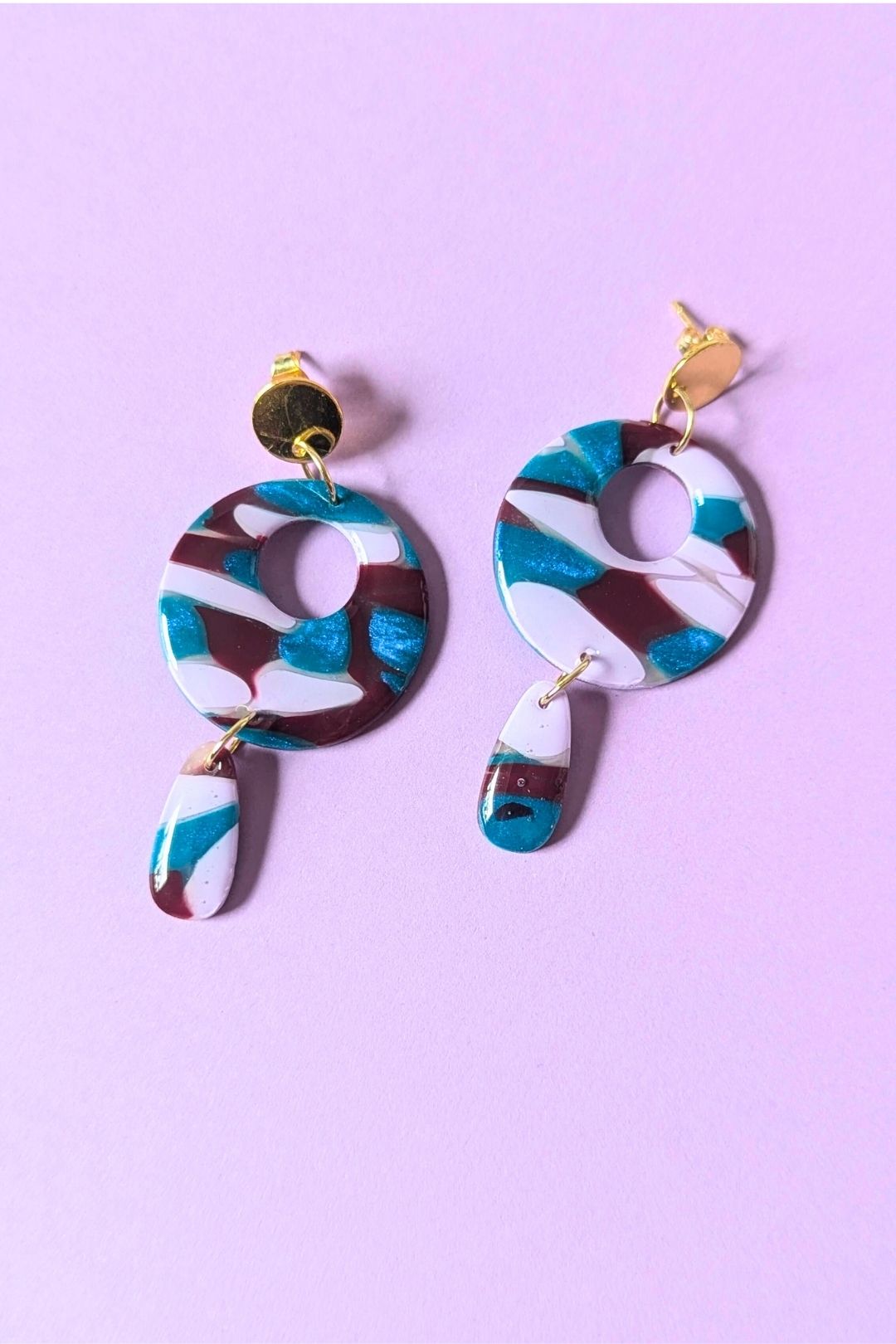 Boucles d’oreilles circulaires colorées faites à la main, bijou graphique et artistique.