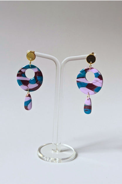 Boucles d’oreilles circulaires colorées faites à la main, bijou graphique et artistique.