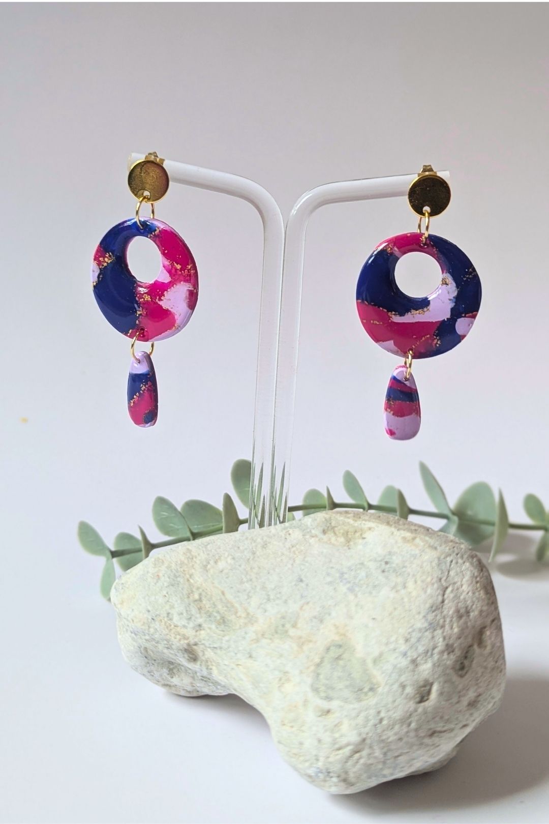 Boucles d’oreilles circulaires colorées faites à la main, bijou graphique et artistique.