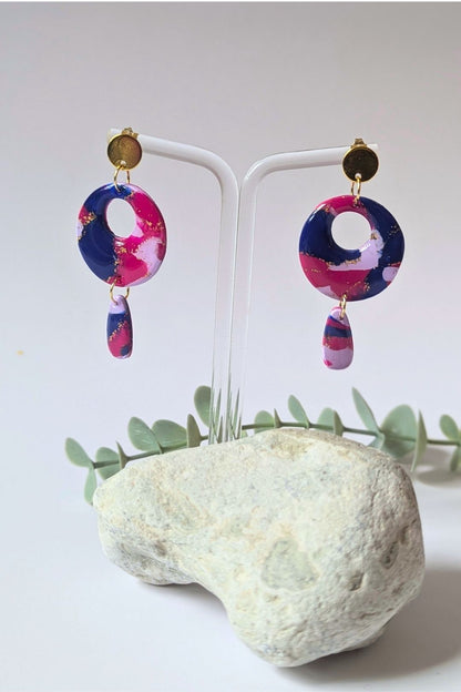 Boucles d’oreilles circulaires colorées faites à la main, bijou graphique et artistique.