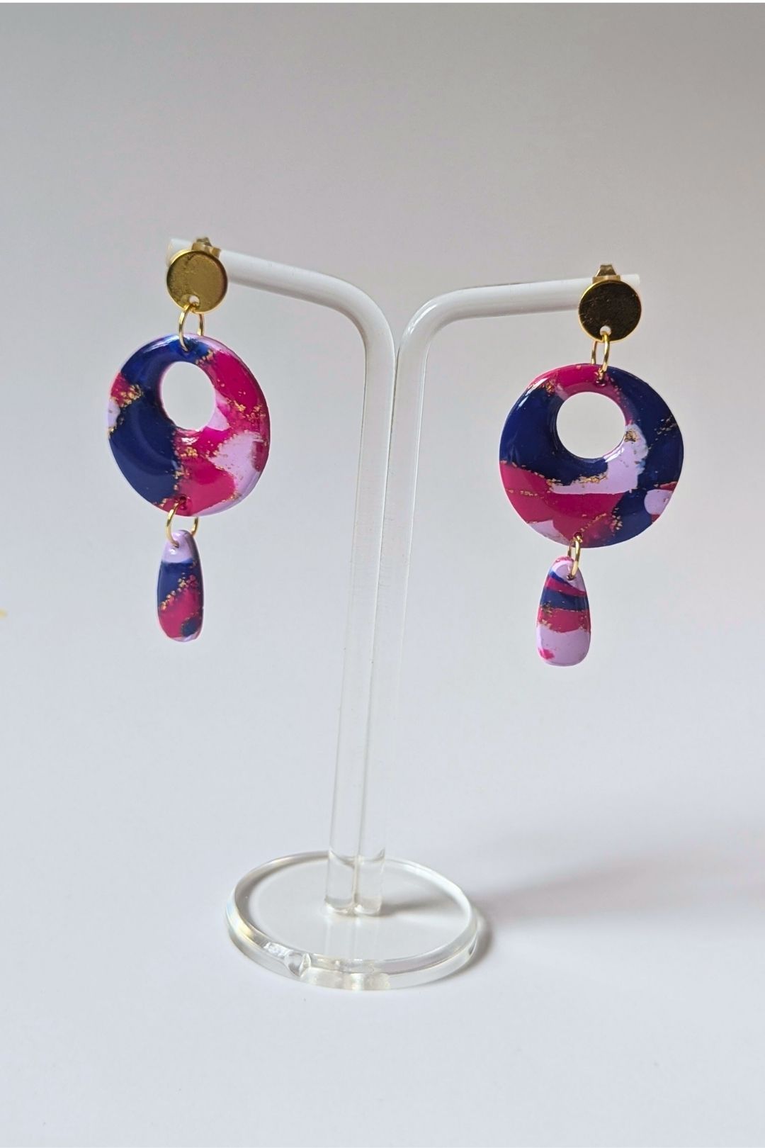Boucles d’oreilles circulaires colorées faites à la main, bijou graphique et artistique.