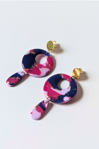 Boucles d’oreilles circulaires colorées faites à la main, bijou graphique et artistique.