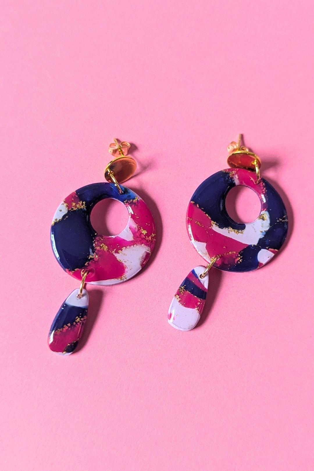 Boucles d’oreilles circulaires colorées faites à la main, bijou graphique et artistique.