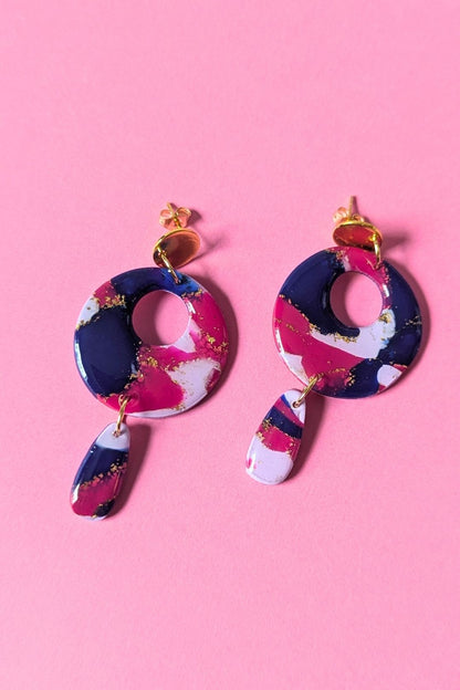 Boucles d’oreilles circulaires colorées faites à la main, bijou graphique et artistique.