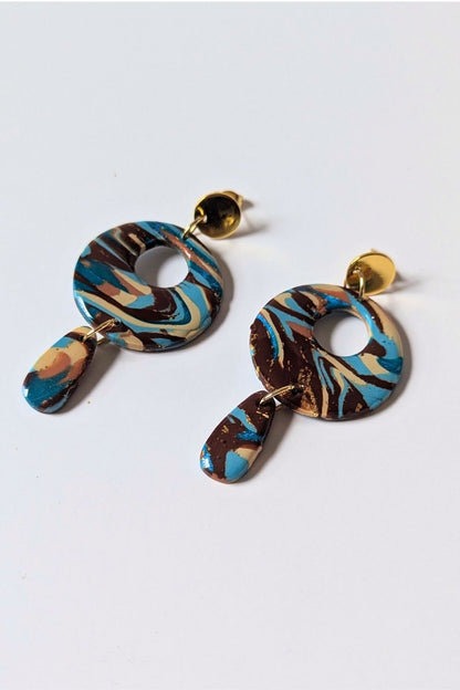 Boucles d’oreilles circulaires colorées faites à la main, bijou graphique et artistique.