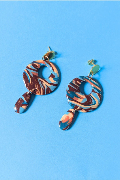 Boucles d’oreilles circulaires colorées faites à la main, bijou graphique et artistique.