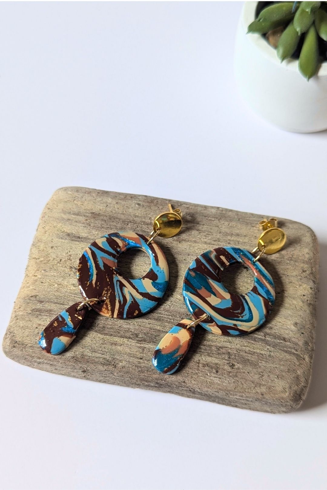 Boucles d’oreilles circulaires colorées faites à la main, bijou graphique et artistique.
