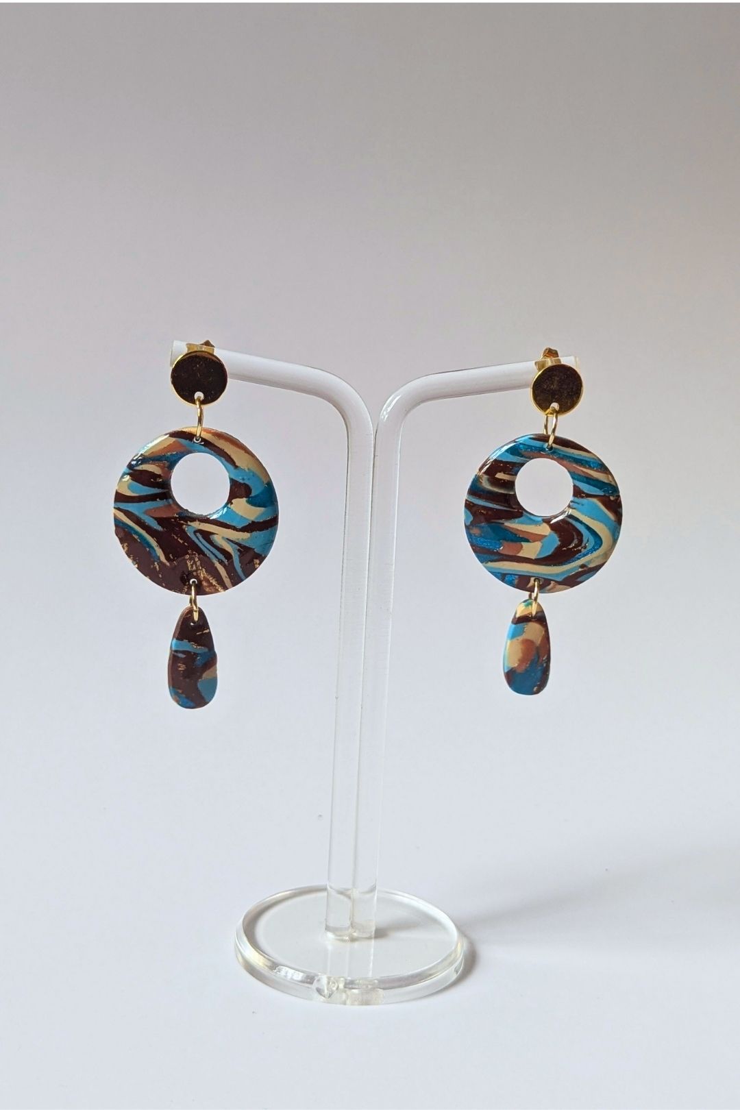 Boucles d’oreilles circulaires colorées faites à la main, bijou graphique et artistique.