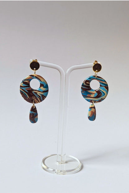 Boucles d’oreilles circulaires colorées faites à la main, bijou graphique et artistique.