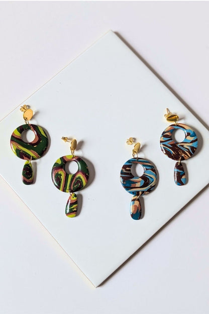Boucles d’oreilles circulaires colorées faites à la main, bijou graphique et artistique.