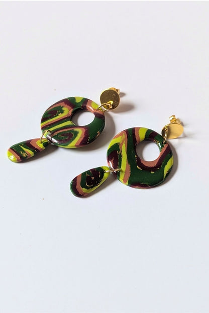 Boucles d’oreilles circulaires colorées faites à la main, bijou graphique et artistique.