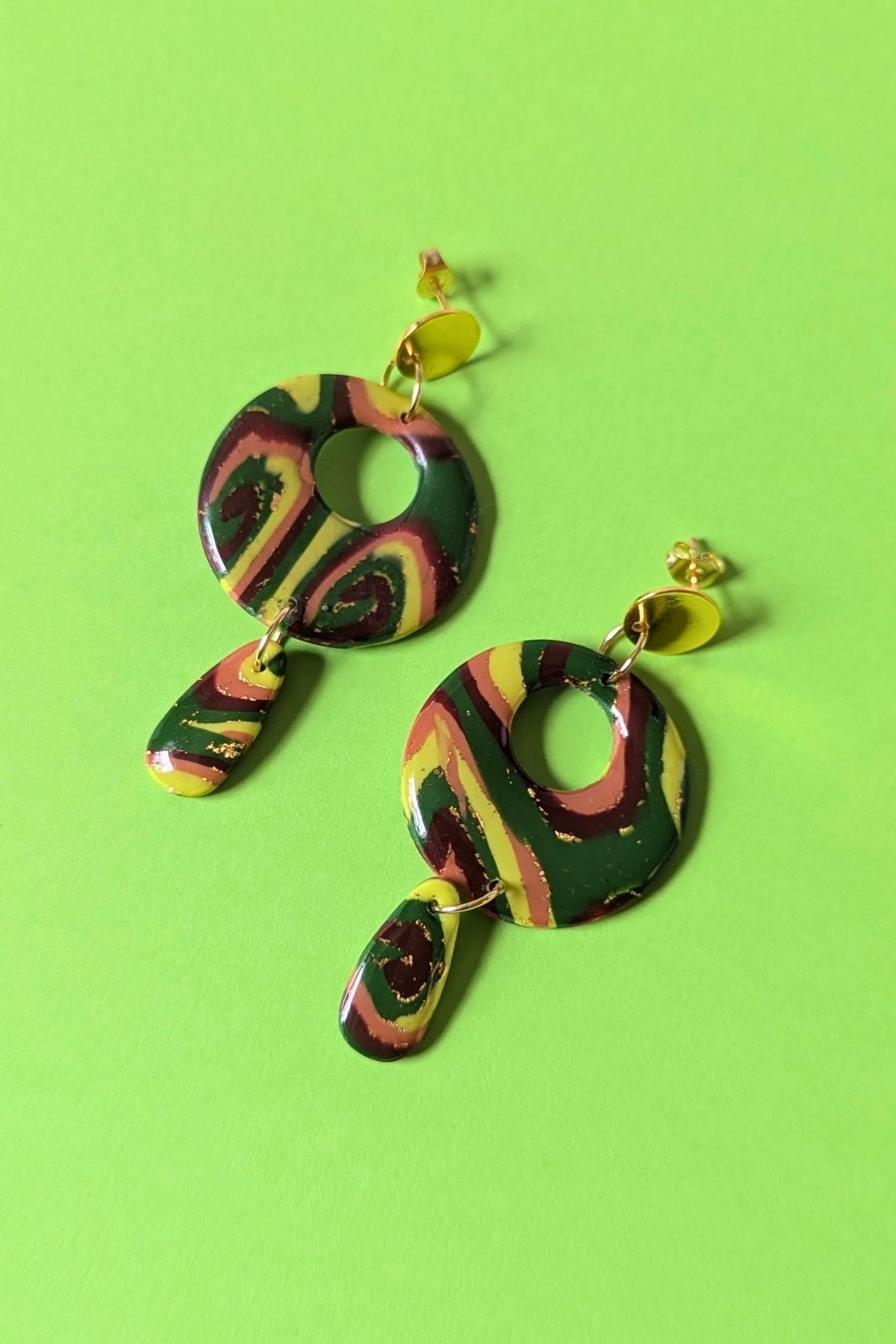 Boucles d’oreilles circulaires colorées faites à la main, bijou graphique et artistique.