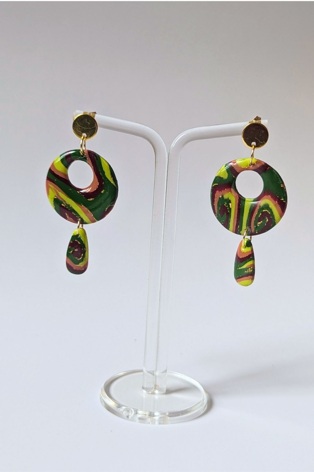 Boucles d’oreilles circulaires colorées faites à la main, bijou graphique et artistique.