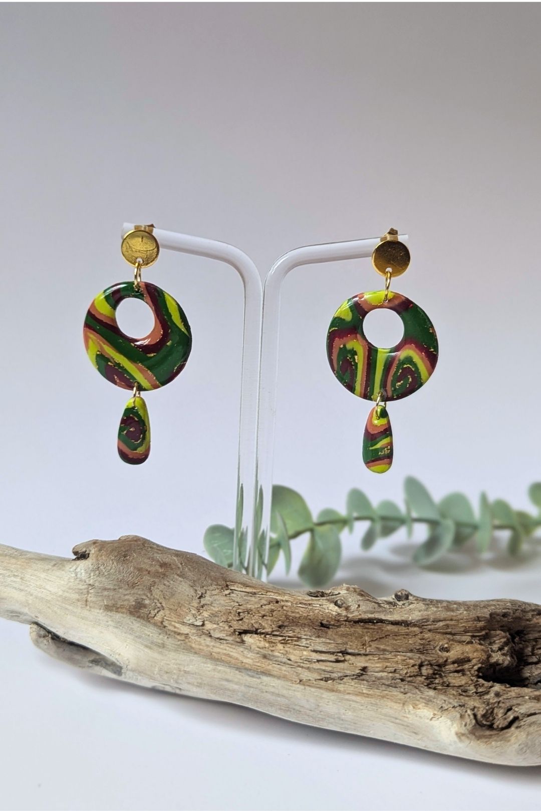 Boucles d’oreilles circulaires colorées faites à la main, bijou graphique et artistique.