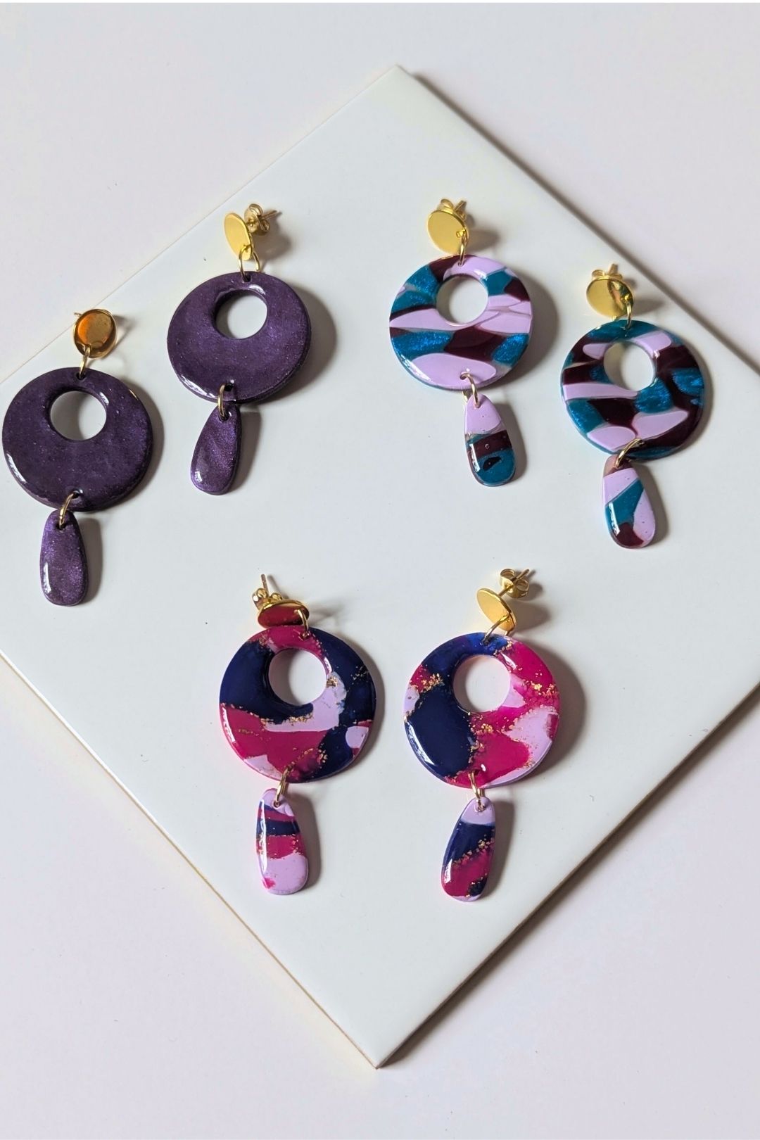 Boucles d’oreilles circulaires colorées faites à la main, bijou graphique et artistique.