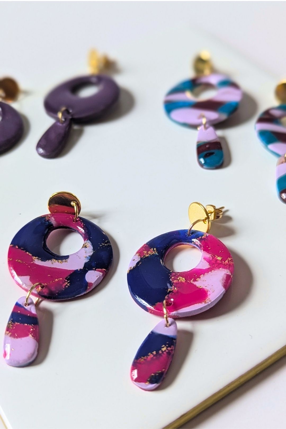 Boucles d’oreilles circulaires colorées faites à la main, bijou graphique et artistique.