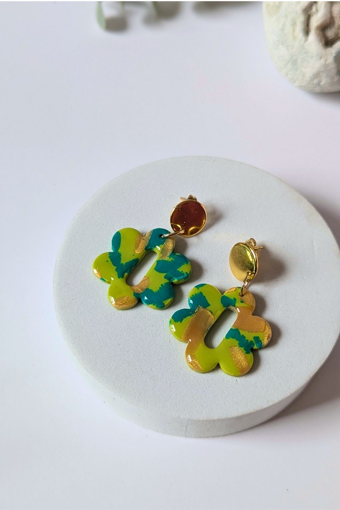 Boucles d’oreilles florales colorées faites à la main, bijou joyeux et artistique.