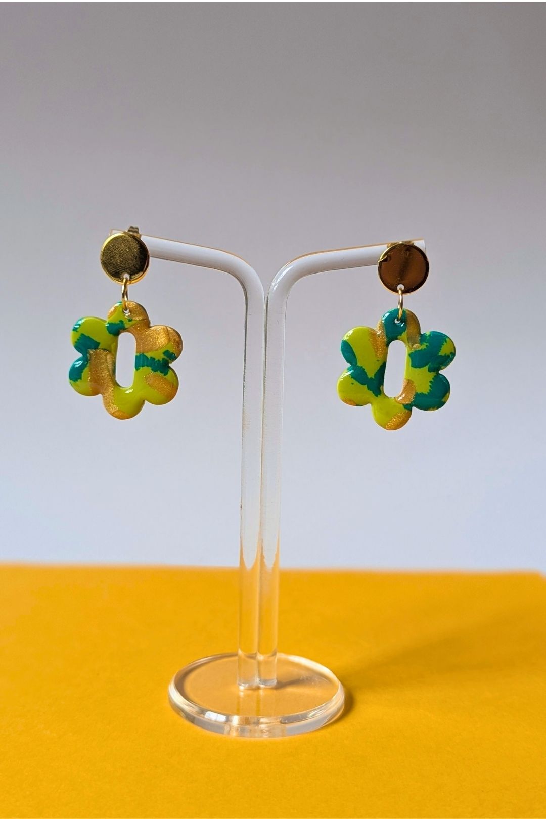 Boucles d’oreilles florales colorées faites à la main, bijou joyeux et artistique.